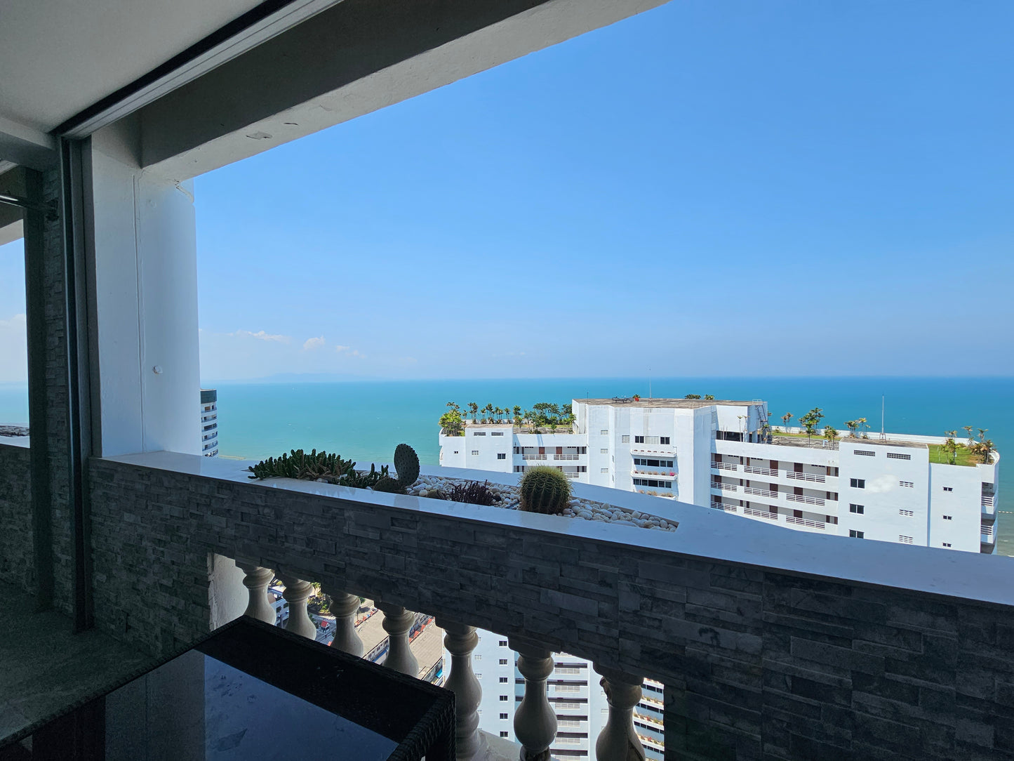 2-bed Luxury Condo at Jomtien Complex Condotel, Pattaya