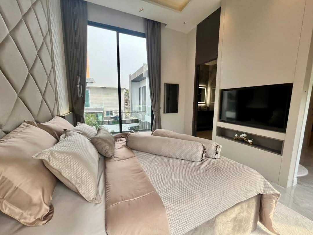 Luxury Modern Pool Villa,5 Bedrooms,6 Bathrooms, Jomtien